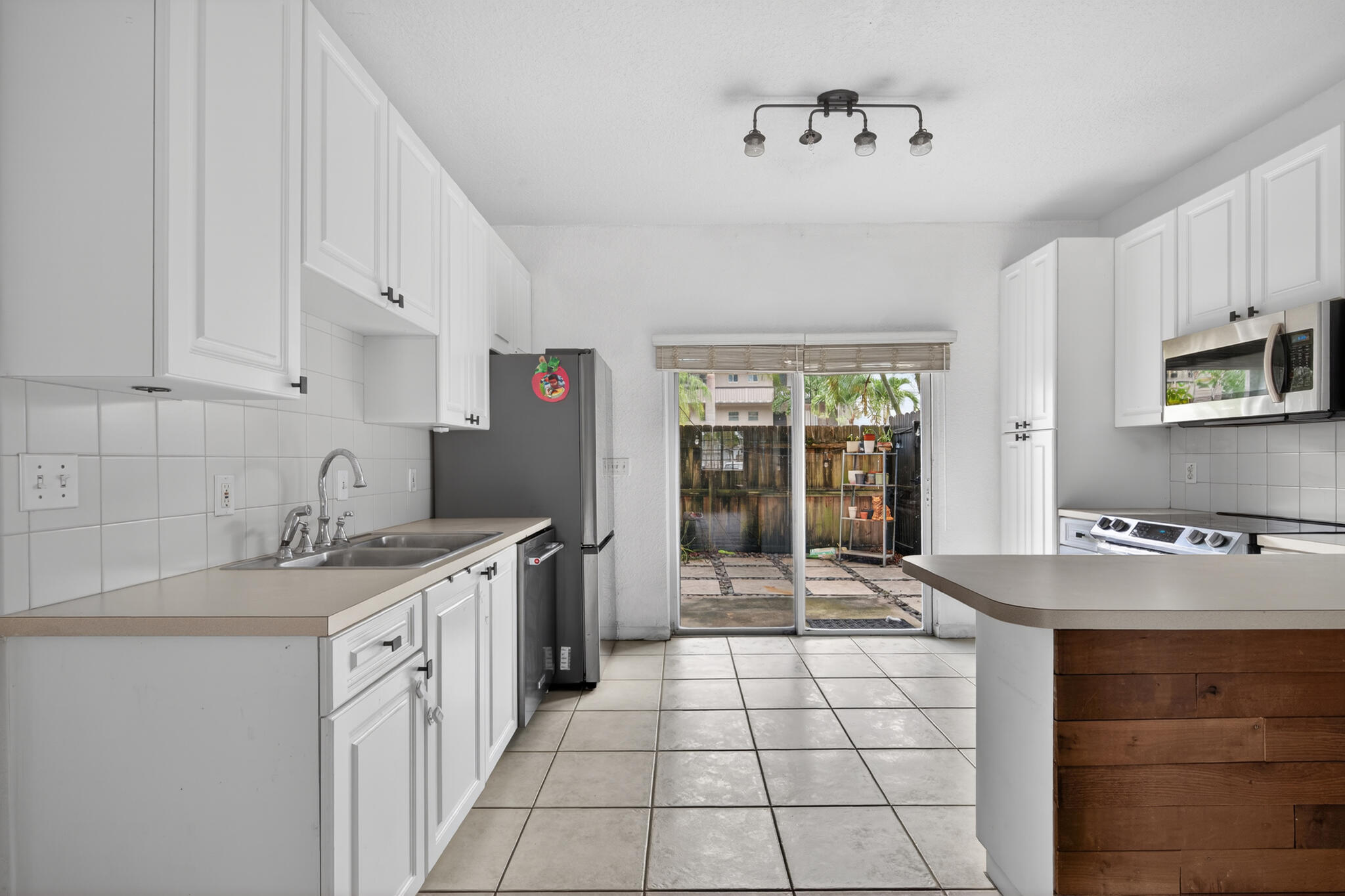 4902 Washington Street, Unit 4 Hollywood, FL 33021 - Photo 7 of 14 7 2