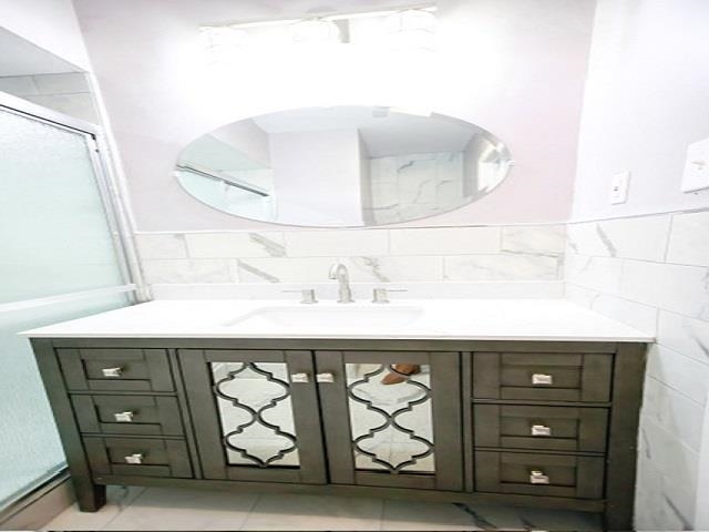 1906 Pennel Road Memphis, TN 38116 - Photo 23 of 38 a bathroom with a sink and a mirror