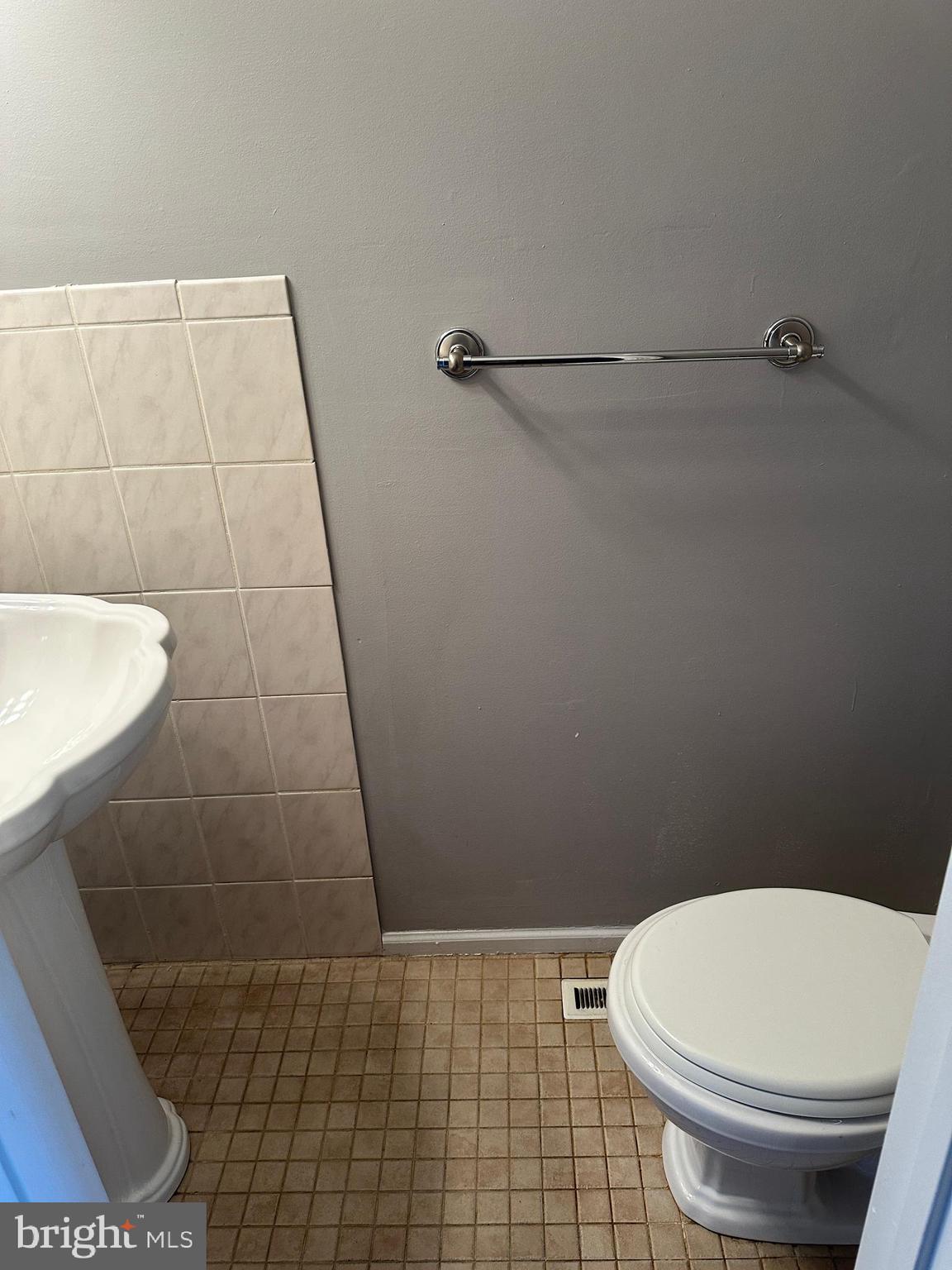 33 Jones Valley Circle Baltimore, MD 21209 - Photo 8 of 26 Half Bath