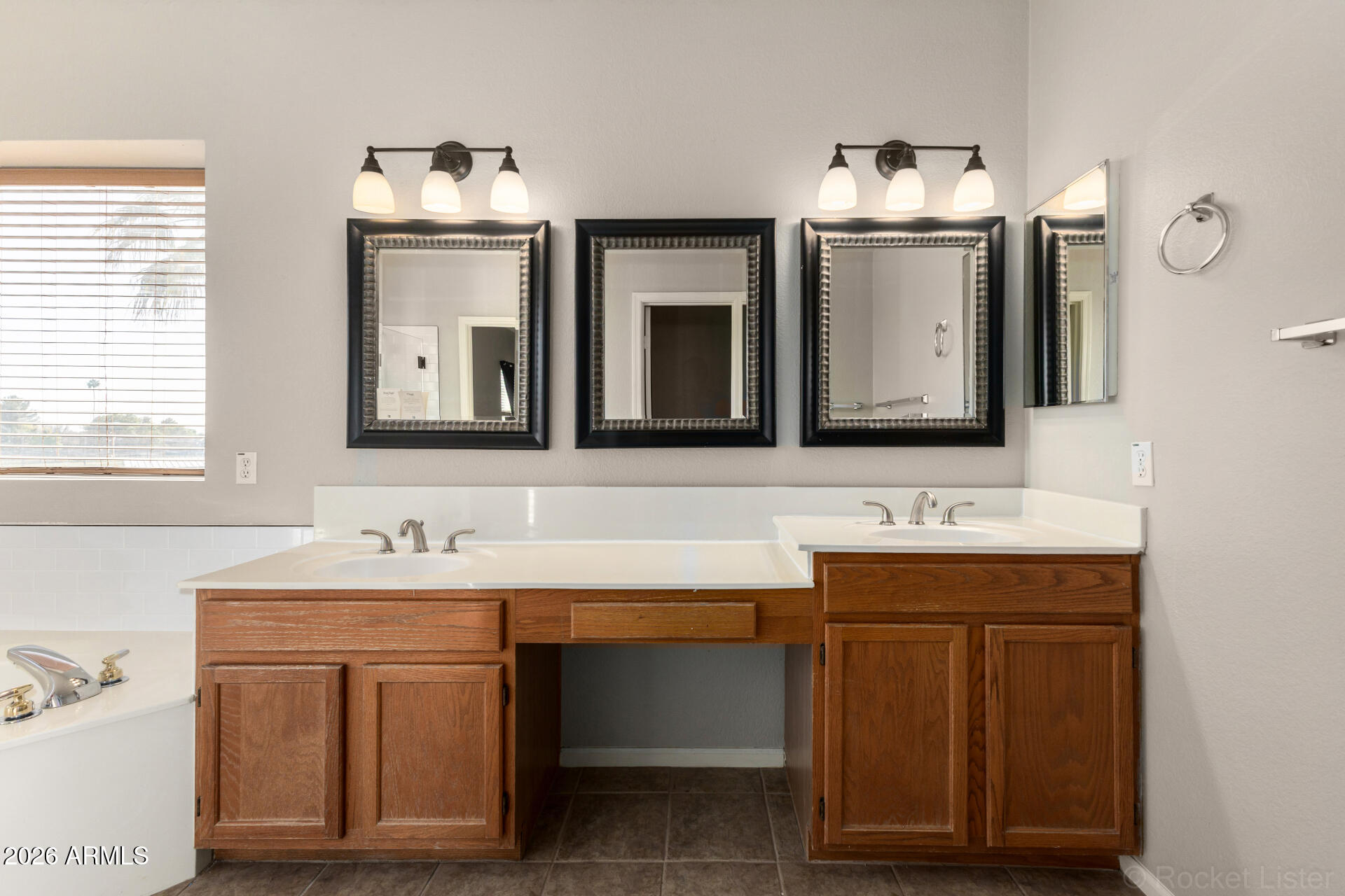 314 South Sandstone Street Gilbert, AZ 85296 - Photo 30 of 58 a bathroom with 2 sink and a mirror