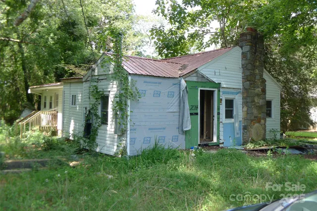 a view of a house with backyard