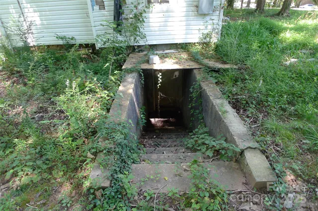 a view of a back yard of the house