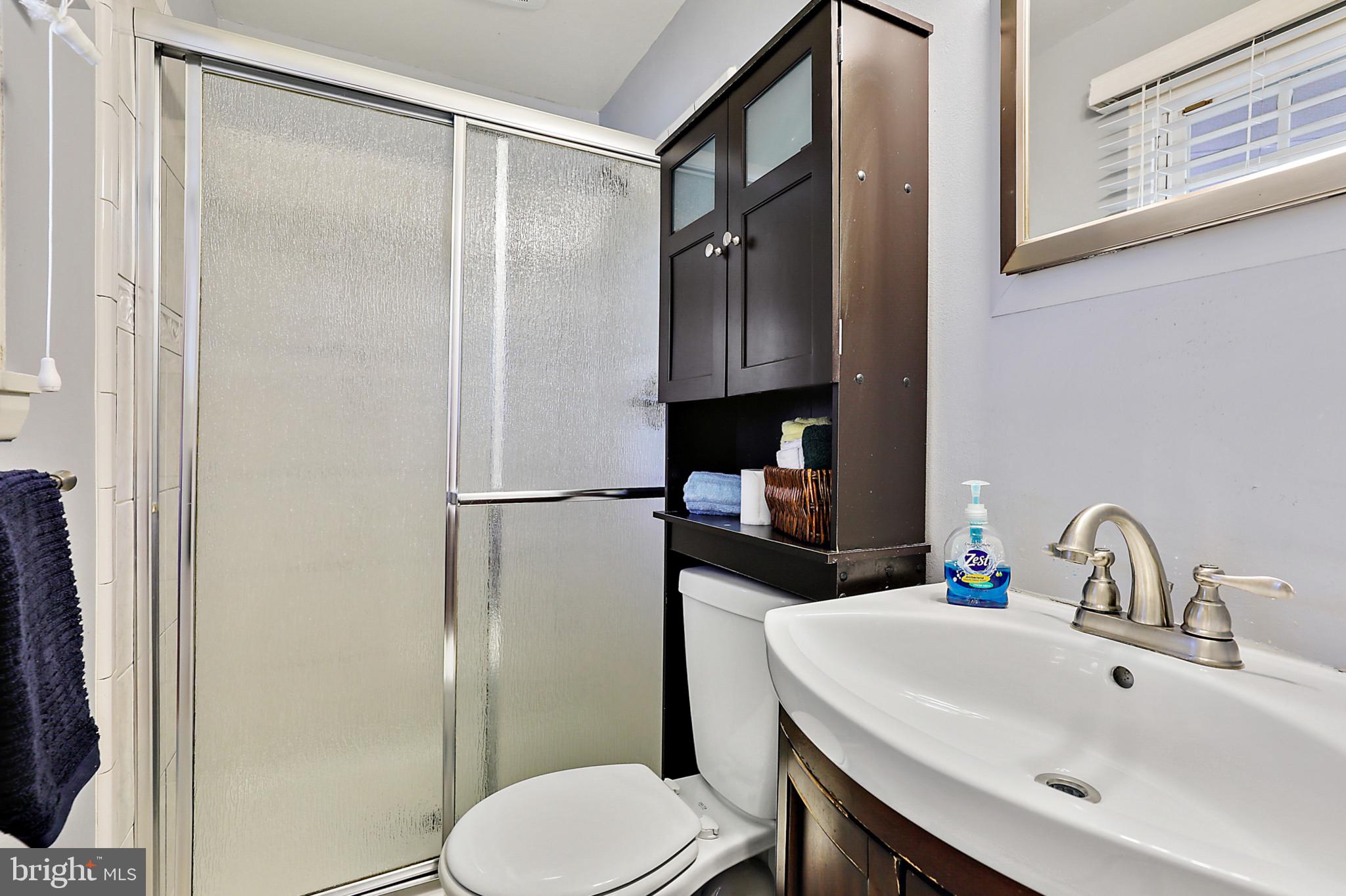 511 Bathurst Road Catonsville, MD 21228 - Photo 25 of 38 Primary bedroom full bath -semi updated