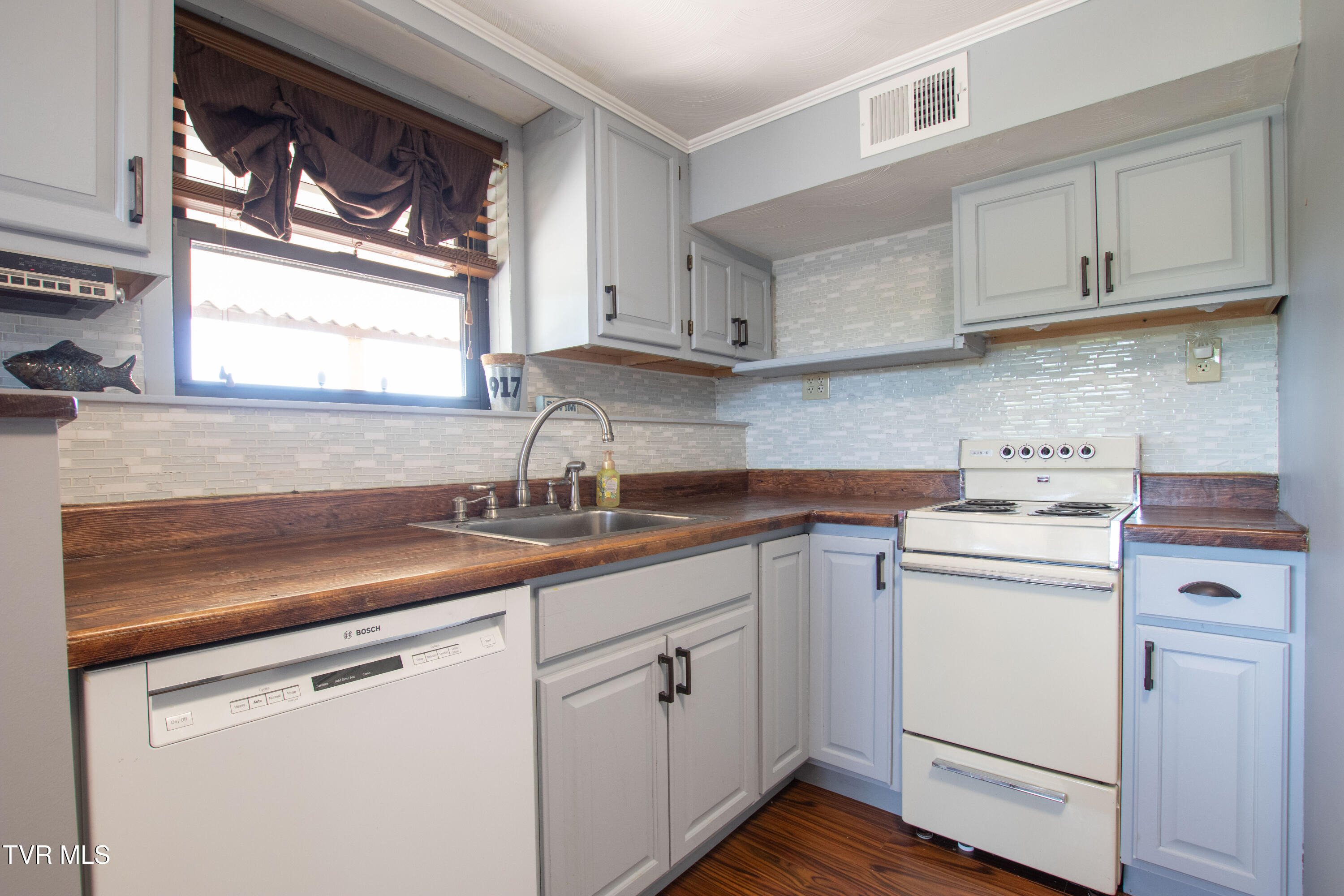917 Painter Creek Road Bristol, TN 37620 - Photo 58 of 86 Multi-Generational Living Space