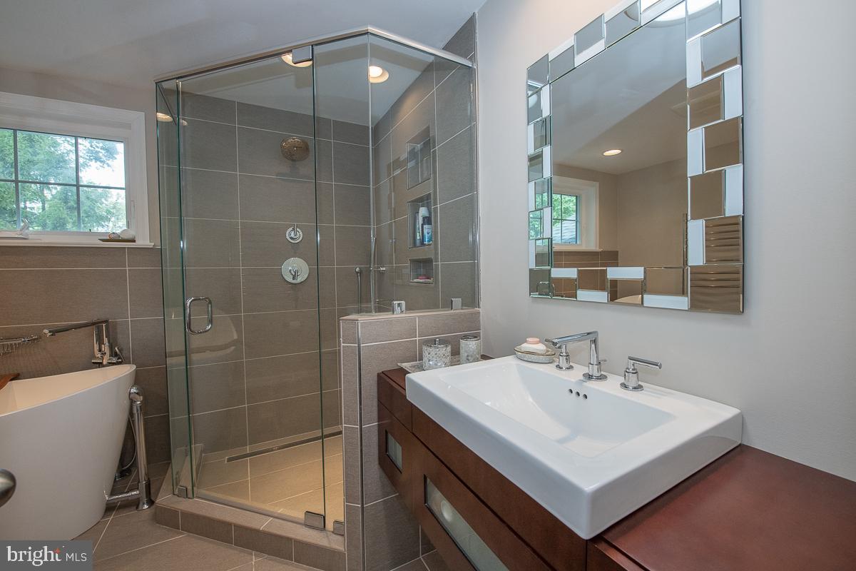 411 Woodcrest Road Wayne, PA 19087 - Photo 22 of 54 Owners suite bath