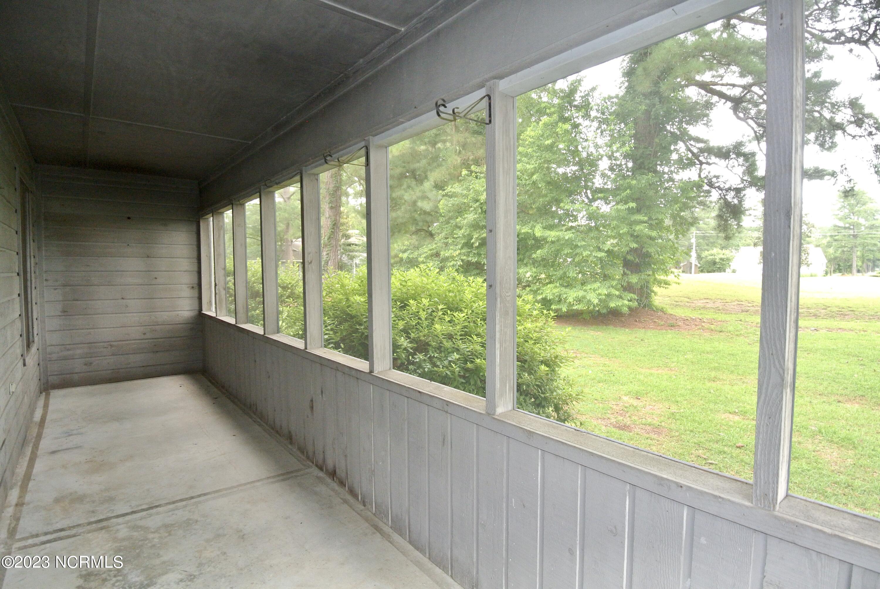 2 Linksiders Road New Bern, NC 28562 - Photo 18 of 21 Screen-in back porch