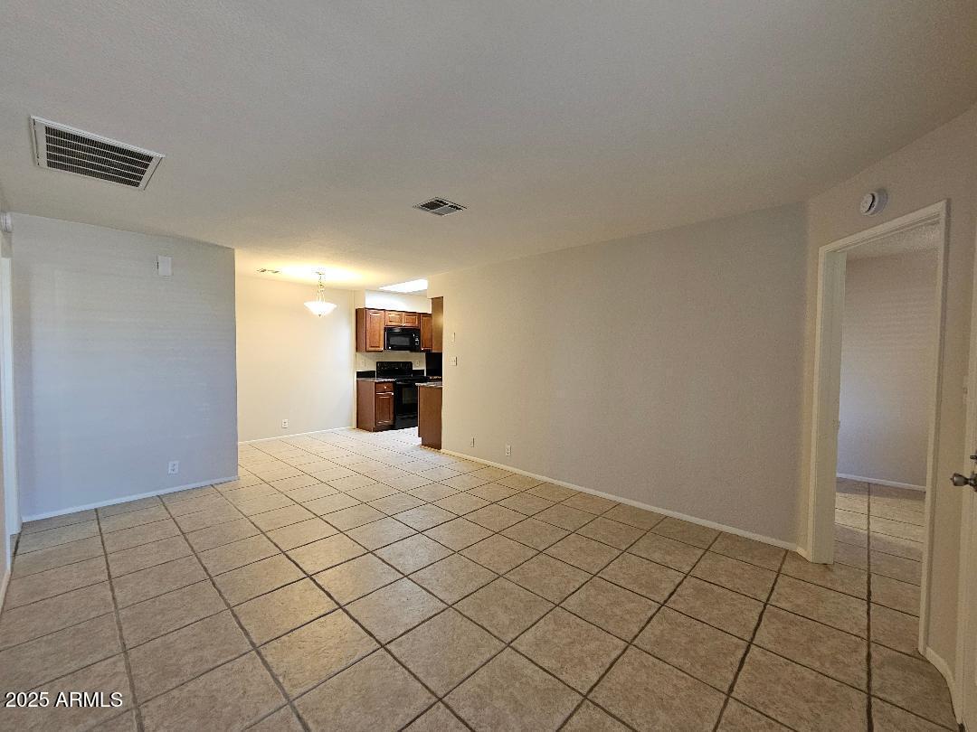 312 West Yukon Drive, Unit 7 Phoenix, AZ 85027 - Photo 3 of 25 Living