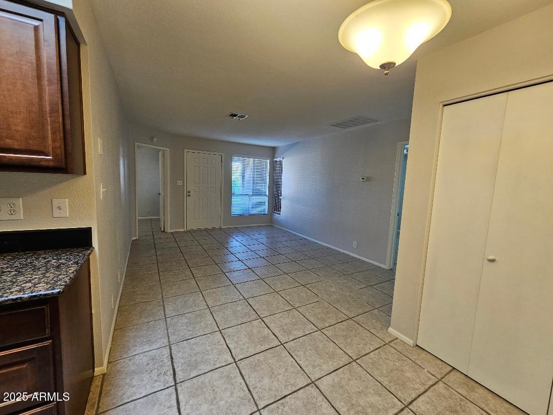312 West Yukon Drive, Unit 7 Phoenix, AZ 85027 - Photo 4 of 25 Livning2