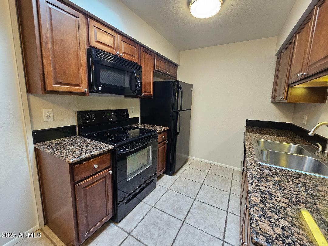 312 West Yukon Drive, Unit 7 Phoenix, AZ 85027 - Photo 6 of 25 Kitchen