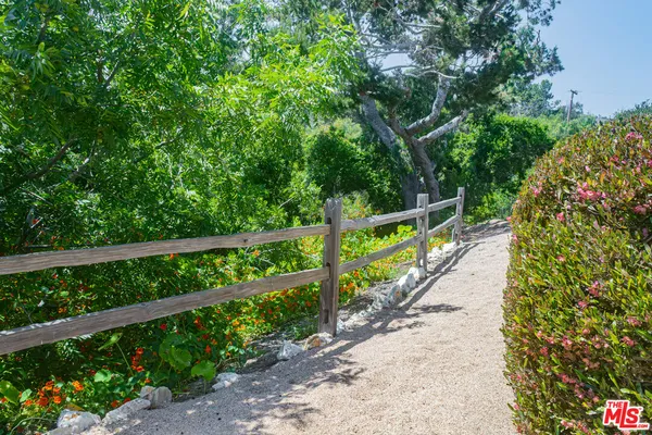a view of deck with a garden