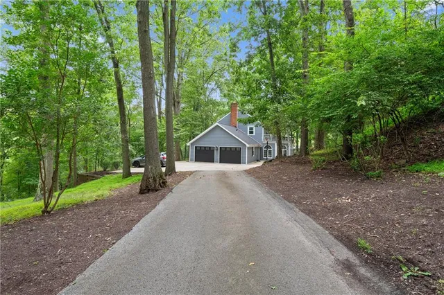 a view of a livingroom with furniture