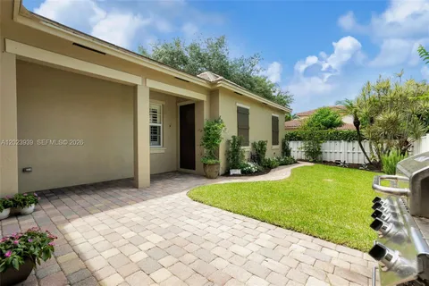 a view of a house with backyard and garden