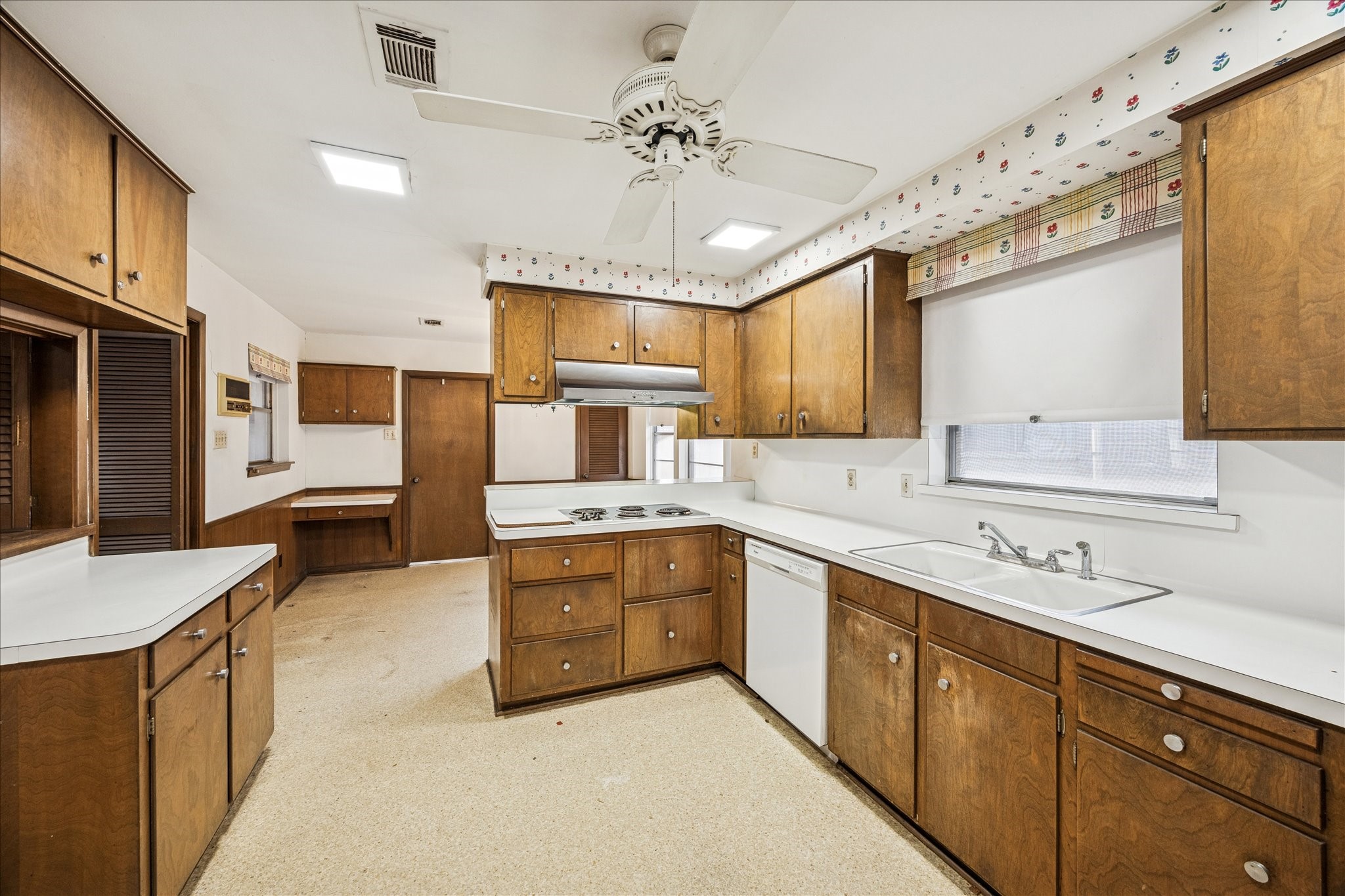 5751 Jason Street Houston, TX 77096 - Photo 3 of 19 Very spacious kitchen