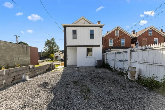 a view of a front of house with a yard