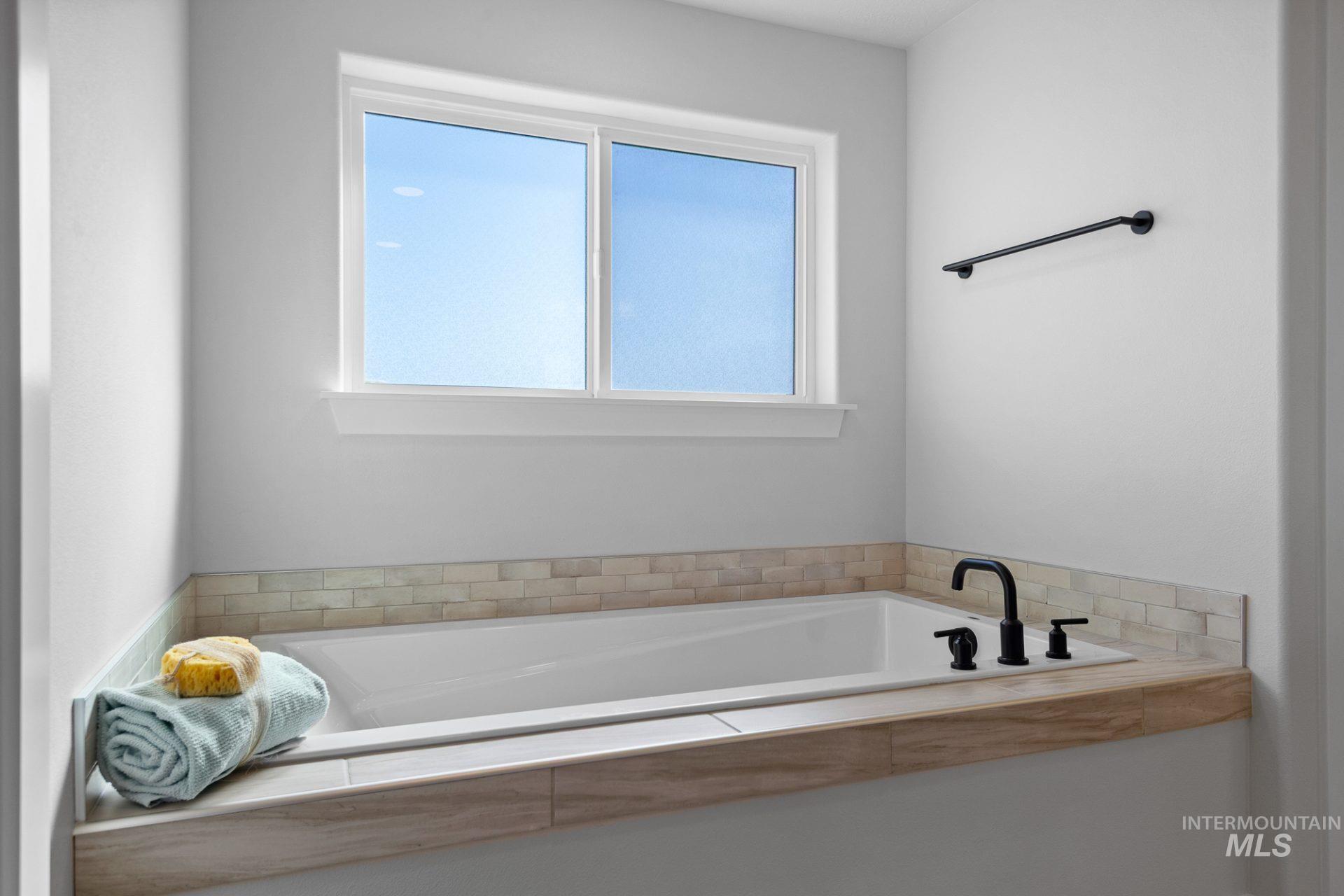 802 Coral Road Kimberly, ID 83341 - Photo 16 of 29 Bathroom with a bath