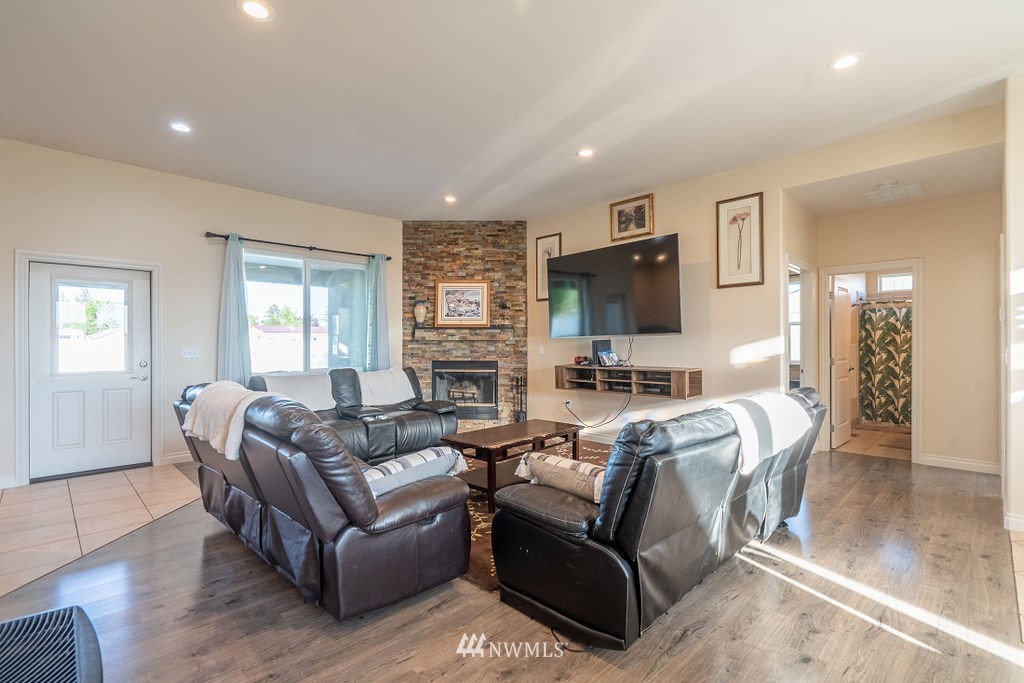 7588 Dick Road Northeast Moses Lake, WA 98837 - Photo 3 of 35 Gallery Image 3