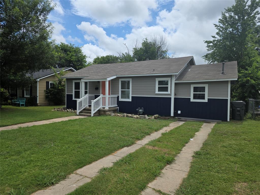 2804 Summer Avenue Waco, TX 76708 - Photo 2 of 13 Single-story residence featuring a two-tone exterior with gray siding and a dark blue lower facade