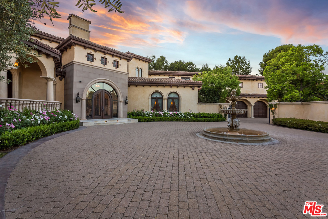 44 Beverly Park Circle Beverly Hills, CA 90210 - Photo 4 of 52 a front view of a house with garden