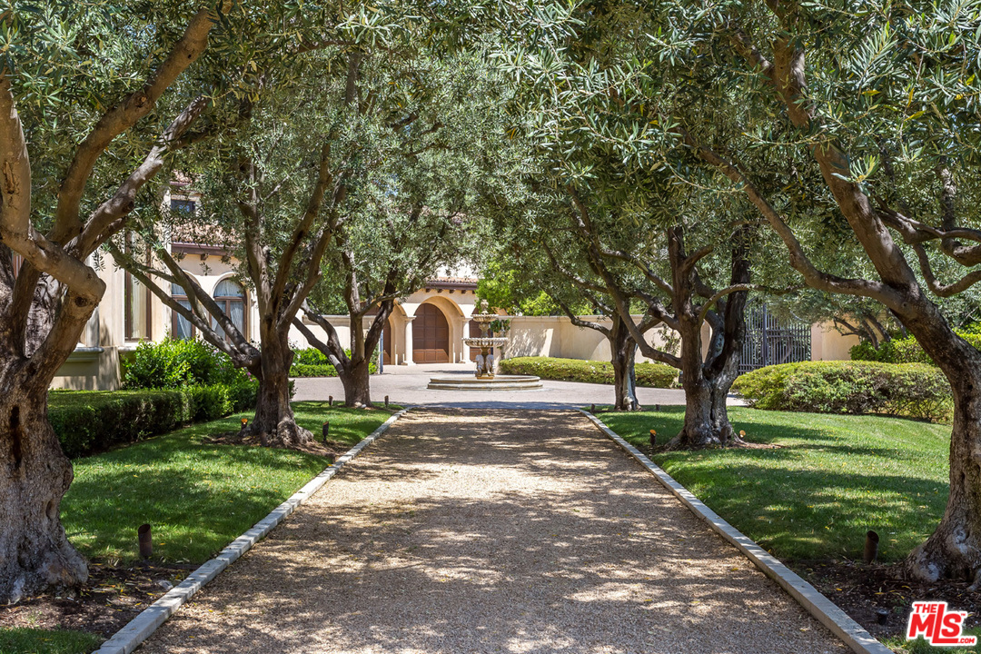 44 Beverly Park Circle Beverly Hills, CA 90210 - Photo 48 of 52 a view of a yard with plants and trees