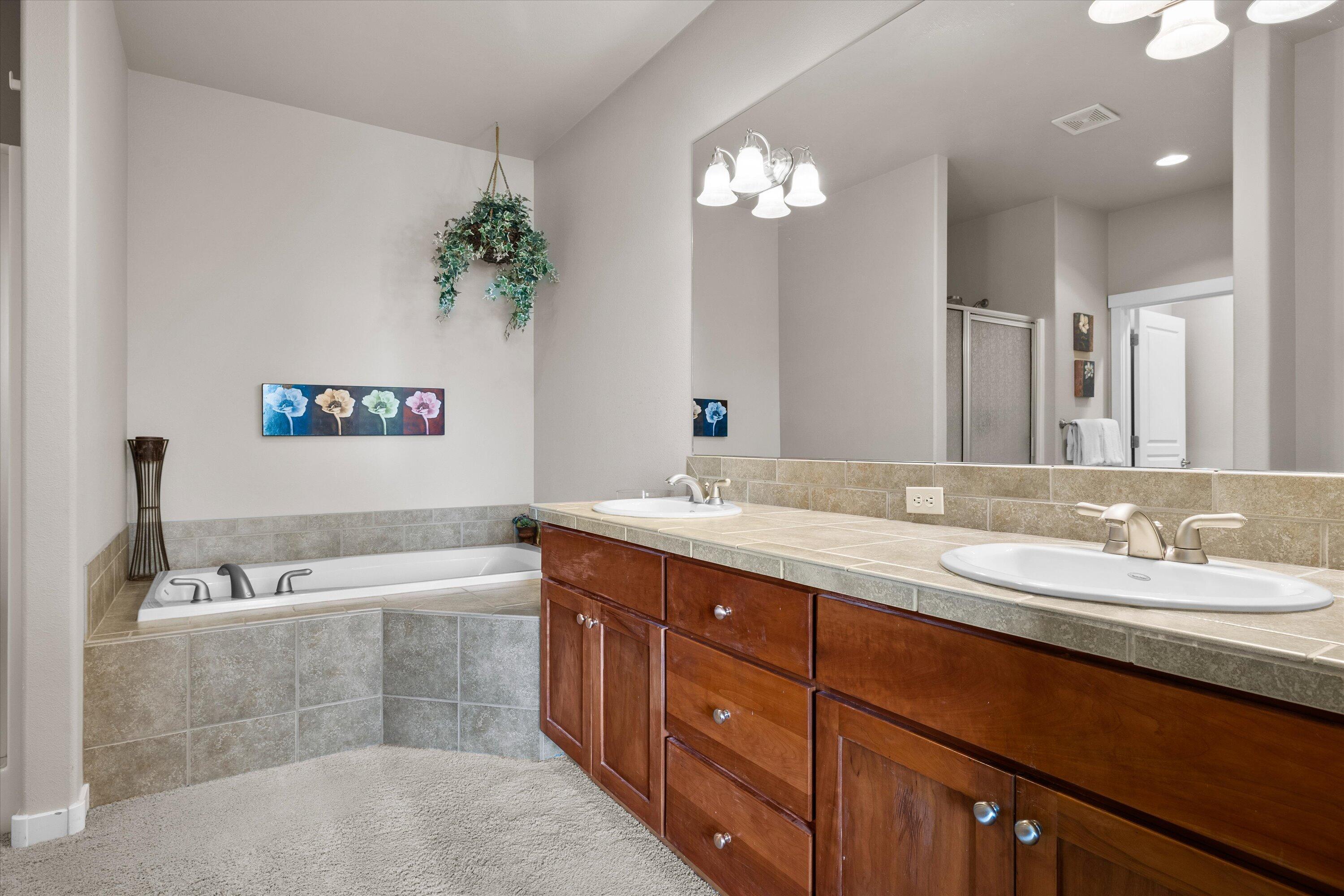 10879 Village Loop Redmond, OR 97756 - Photo 17 of 37 Primary en-suite bathroom