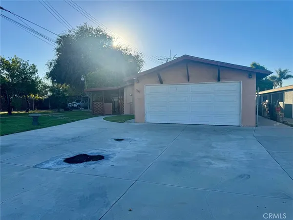 a view of a house with backyard