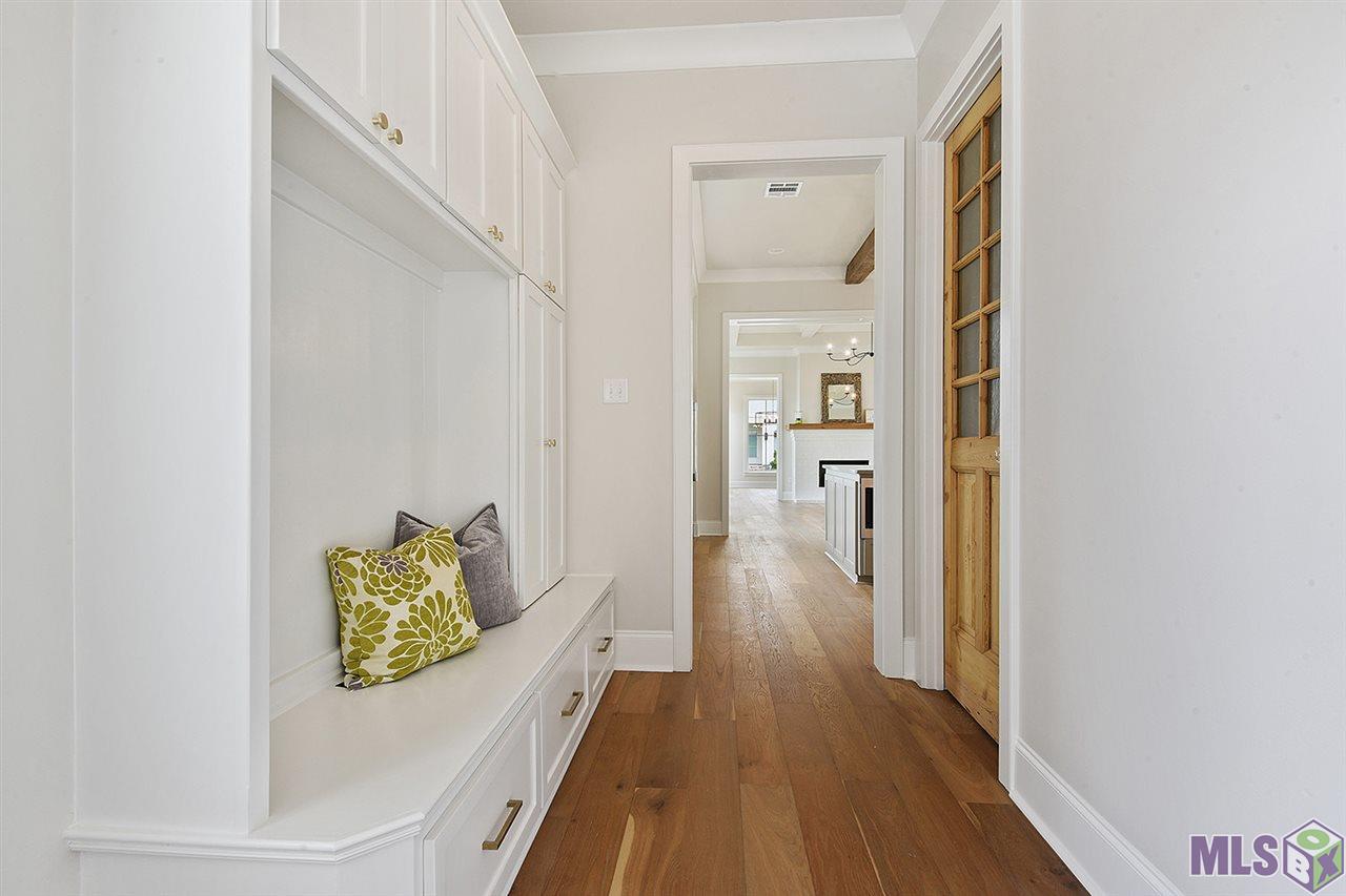 13604 Brook Point Drive Baton Rouge, LA 70810 - Photo 6 of 26 SIDE ENTRY - BUILT IN BENCH
