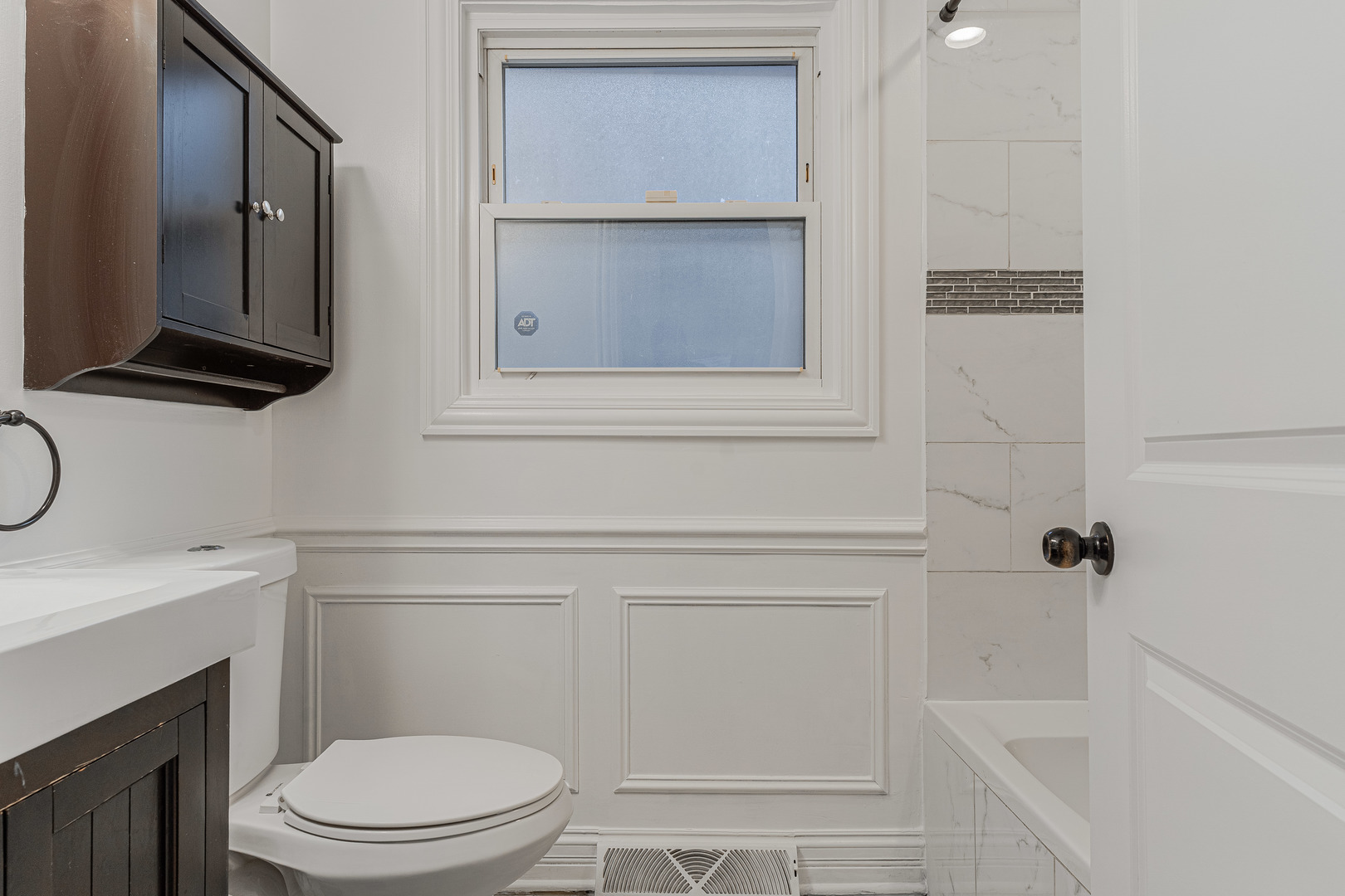 10528 South Aberdeen Street Chicago, IL 60643 - Photo 13 of 33 a bathroom with a toilet a sink and bath tub