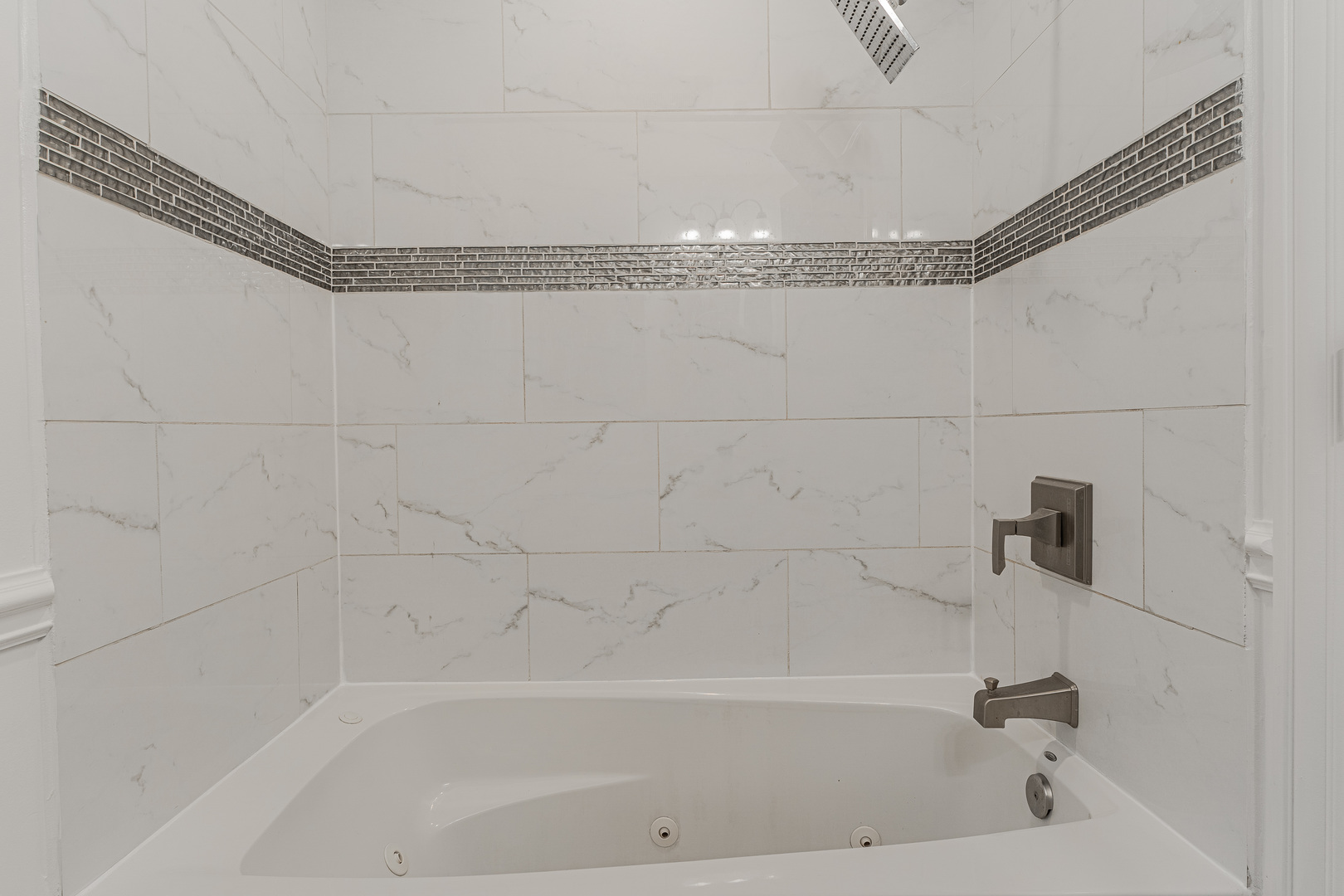 10528 South Aberdeen Street Chicago, IL 60643 - Photo 15 of 33 a bathroom with a bathtub