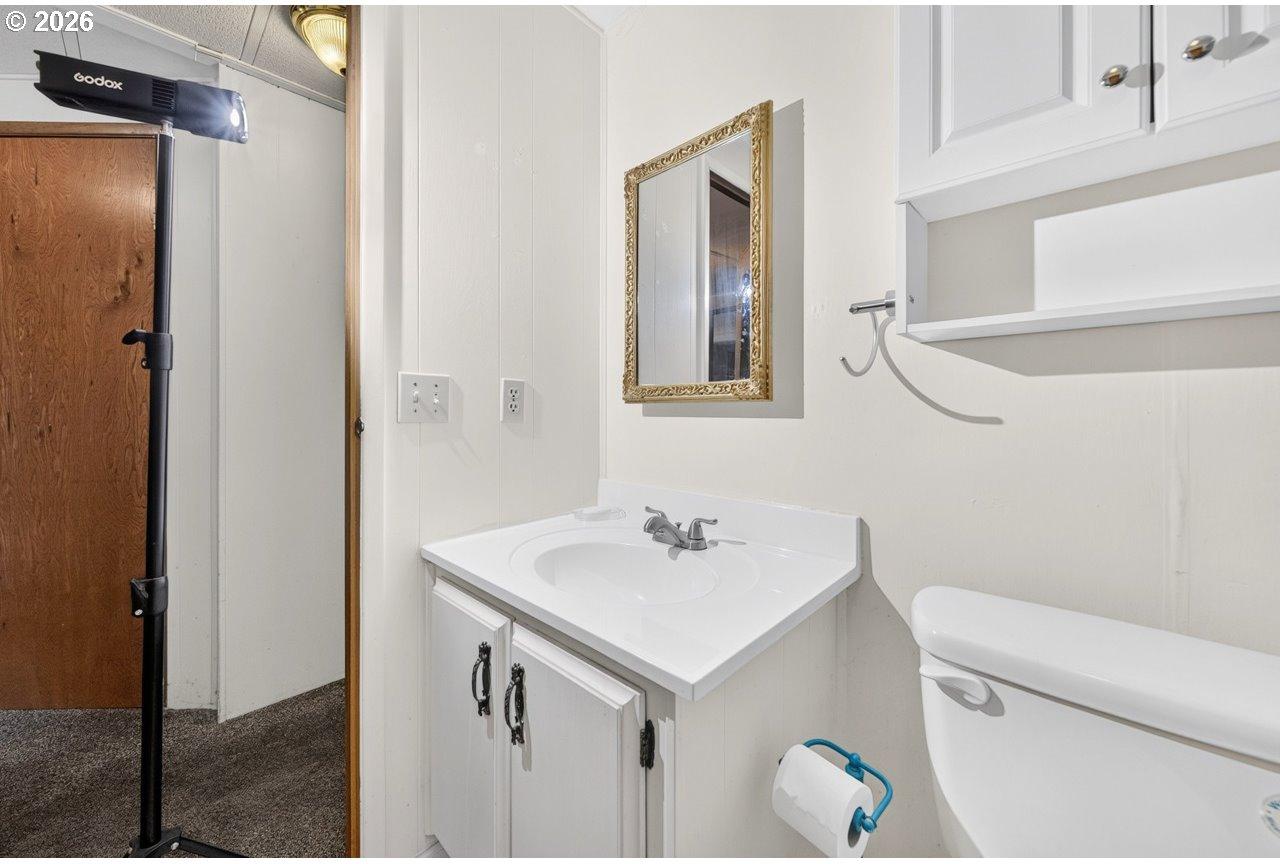 1413 Hawthorne Avenue, Unit 33 Reedsport, OR 97467 - Photo 18 of 35 Bathroom