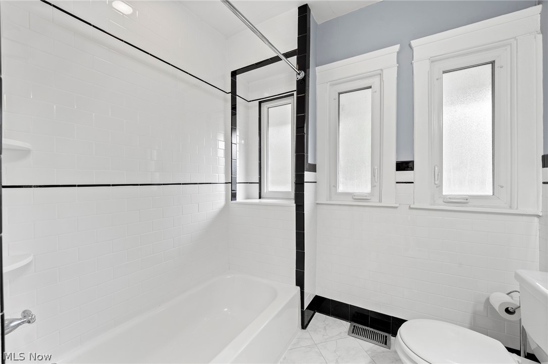 3024 East Overlook Road Cleveland, OH 44118 - Photo 30 of 48 2nd Floor Bathroom - Tub/Shower Combination