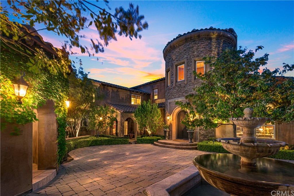 a view of a yard in front of house