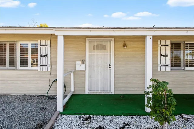 a view of a house with backyard