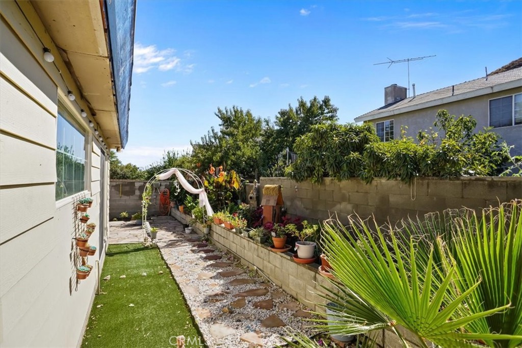 30602 San Martinez Road Val Verde, CA 91384 - Photo 20 of 25