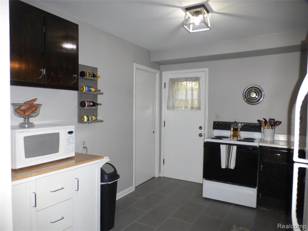 3460 Watkins Lake Road Waterford, MI 48328 - Photo 6 of 27
