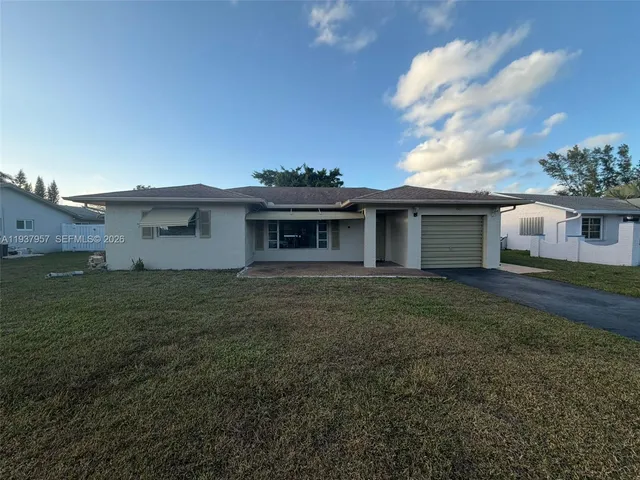 a view of a house with backyard
