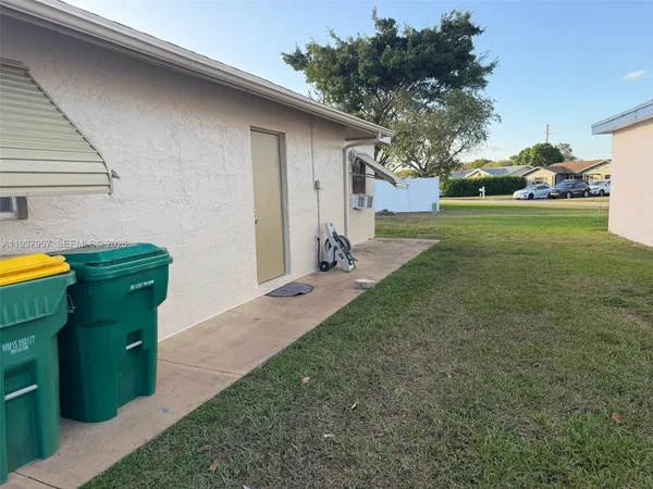 a view of a house with backyard
