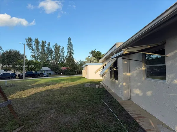 a view of a house with a yard