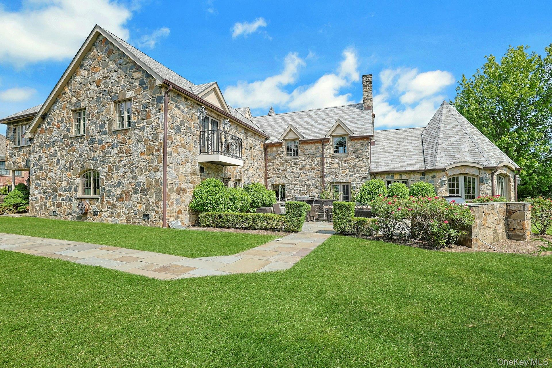 77 Deerhurst Road Scarsdale, NY 10583 - Photo 2 of 28 Gallery Image 2