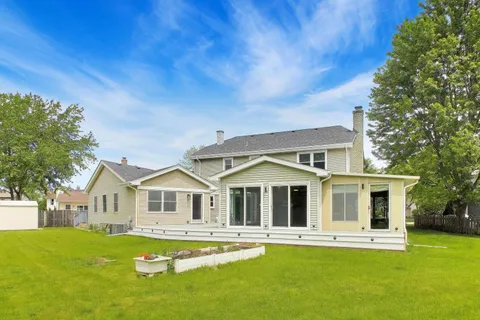 $649,000 | 8 Hampton Court, Mundelein, IL 60060