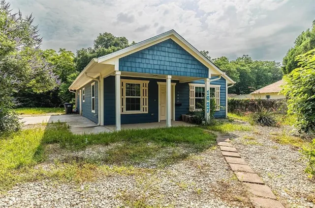 a view of a house with backyard porch and garden