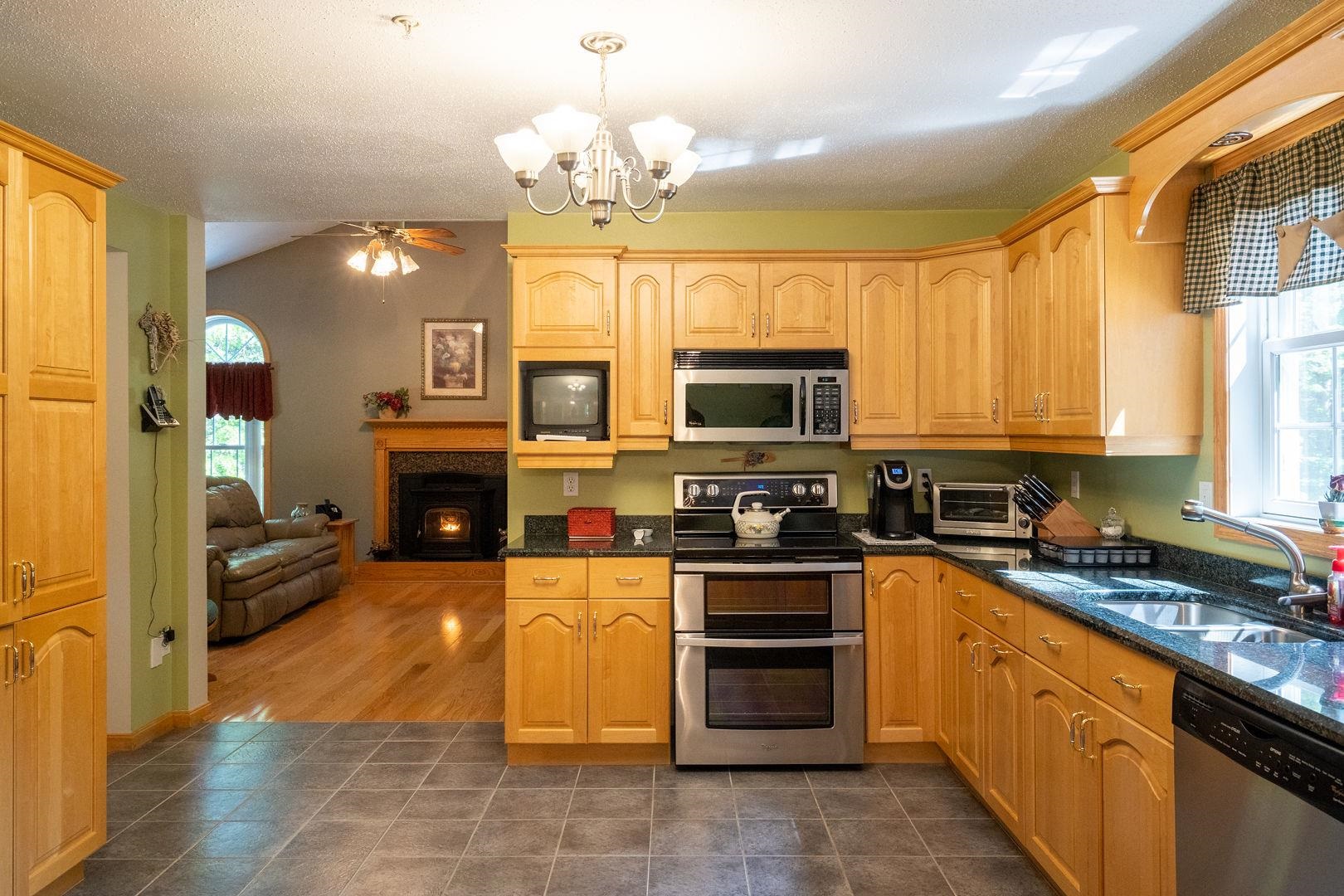27 Breakneck Road Hudson, NH 03051 - Photo 11 of 39