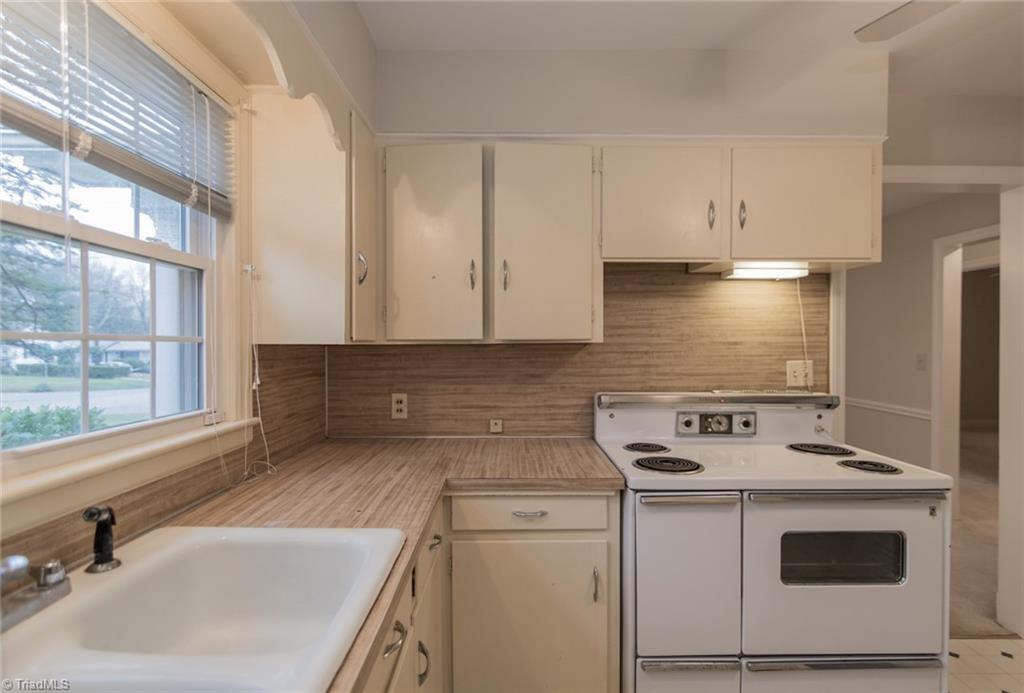 416 Rockspring Road High Point, NC 27262 - Photo 11 of 29 Gallery Image 11