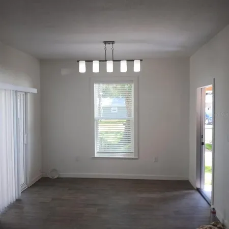 $1,300 | 212 Broad Street, Unit 17, Masaryktown, FL 34604