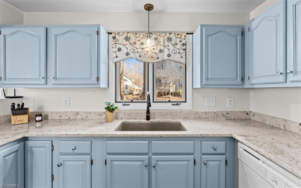 419 Chester Woods Court High Point, NC 27262 - Photo 11 of 48