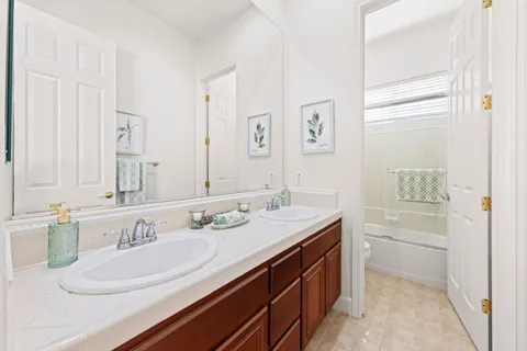 a view of a livingroom with furniture and a ceiling fan