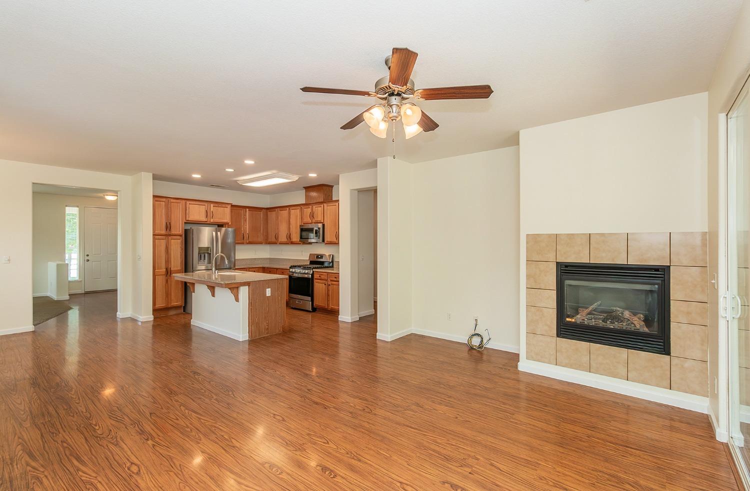 2207 Sheldon Court Reedley, CA 93654 - Photo 8 of 25 Gallery Image 8