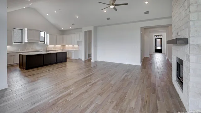 $639,900 | 187 Lacey Oak, Castroville, TX 78009