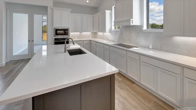 $639,900 | 187 Lacey Oak, Castroville, TX 78009