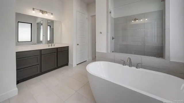 $639,900 | 187 Lacey Oak, Castroville, TX 78009