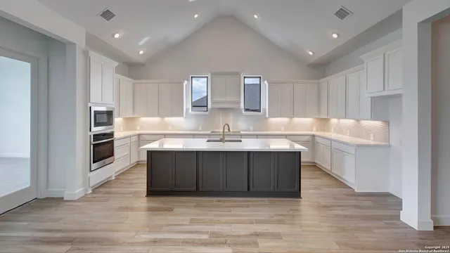 $639,900 | 187 Lacey Oak, Castroville, TX 78009